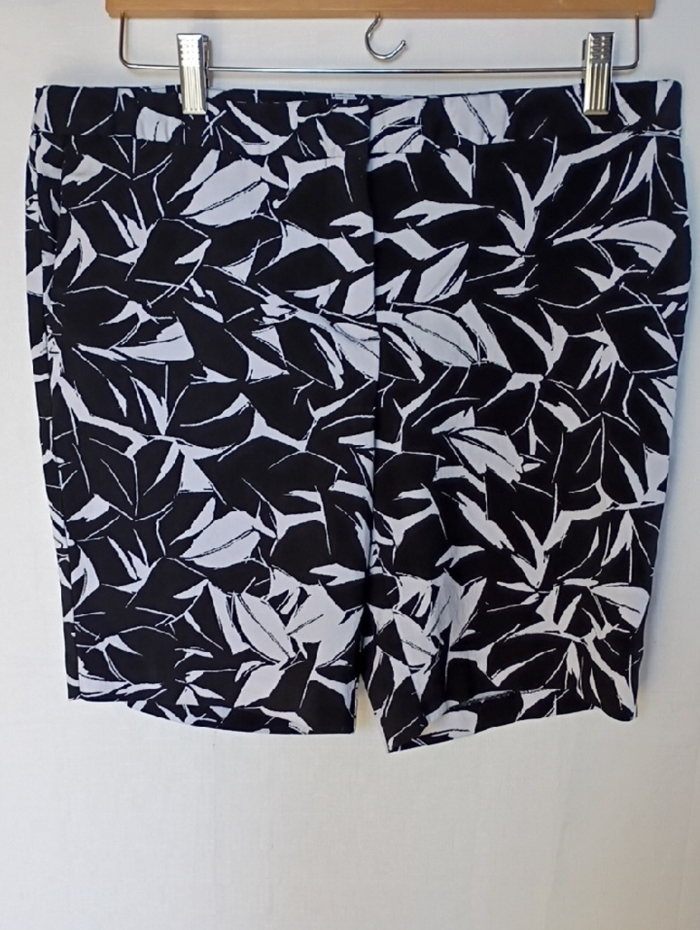 Mario Serrani Women's Black and White Leaf-Print Shorts Size 12 - Picture 5 of 11